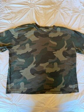 Hollister MUST-HAVE COLLECTION Women's Short Sleeve Camo Tee - Greens. Large